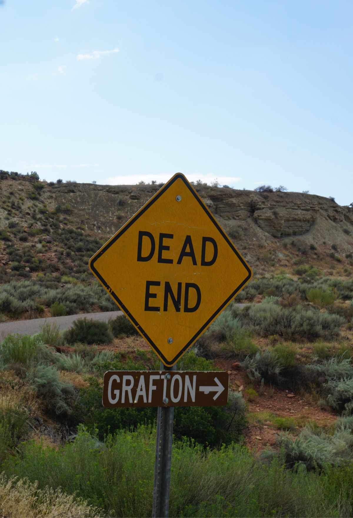 A sign that says dead end and grafton.