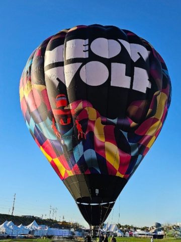 A hot air balloon with the word lew wolf on it.